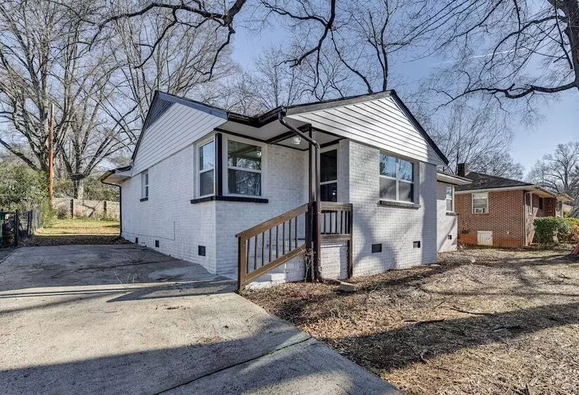 Updated Charlotte Home W/ Yard ~ 3 Mi To Uptown!