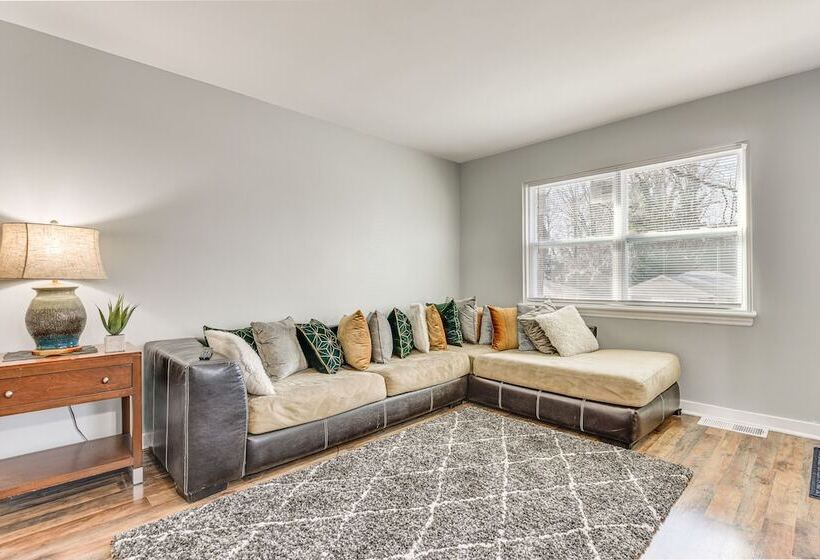 Updated Charlotte Home W/ Yard ~ 3 Mi To Uptown!