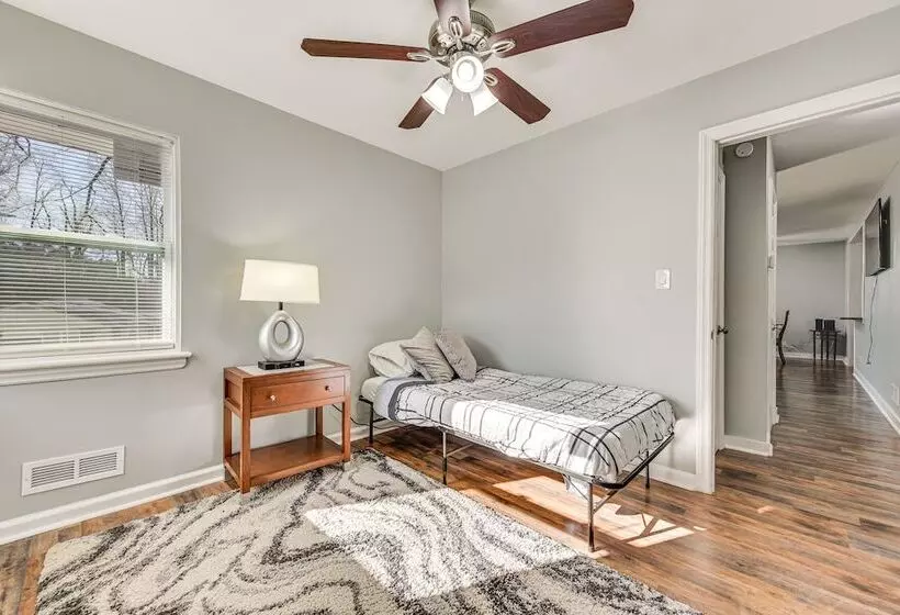 Updated Charlotte Home W/ Yard ~ 3 Mi To Uptown!