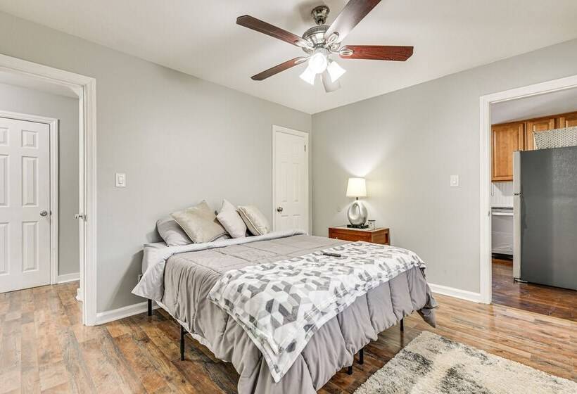 Updated Charlotte Home W/ Yard ~ 3 Mi To Uptown!