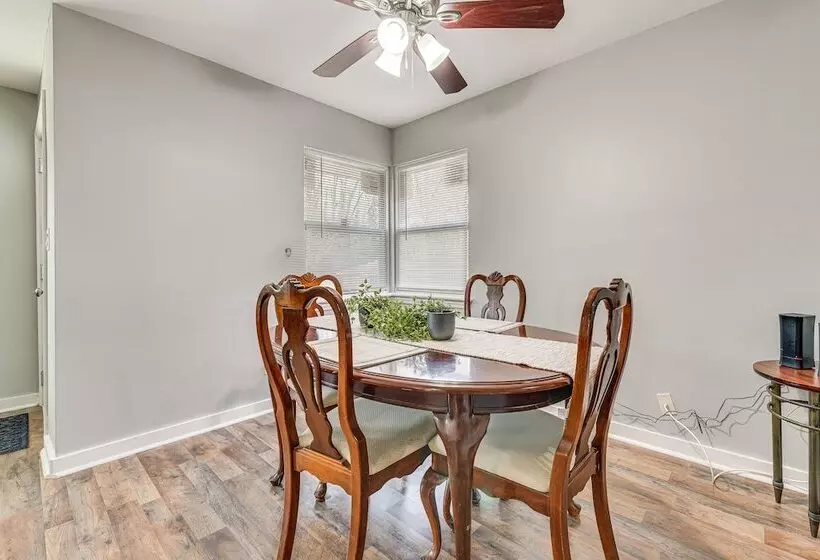 Updated Charlotte Home W/ Yard ~ 3 Mi To Uptown!