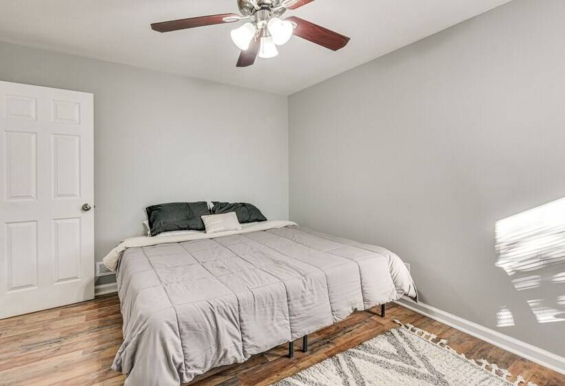 Updated Charlotte Home W/ Yard ~ 3 Mi To Uptown!