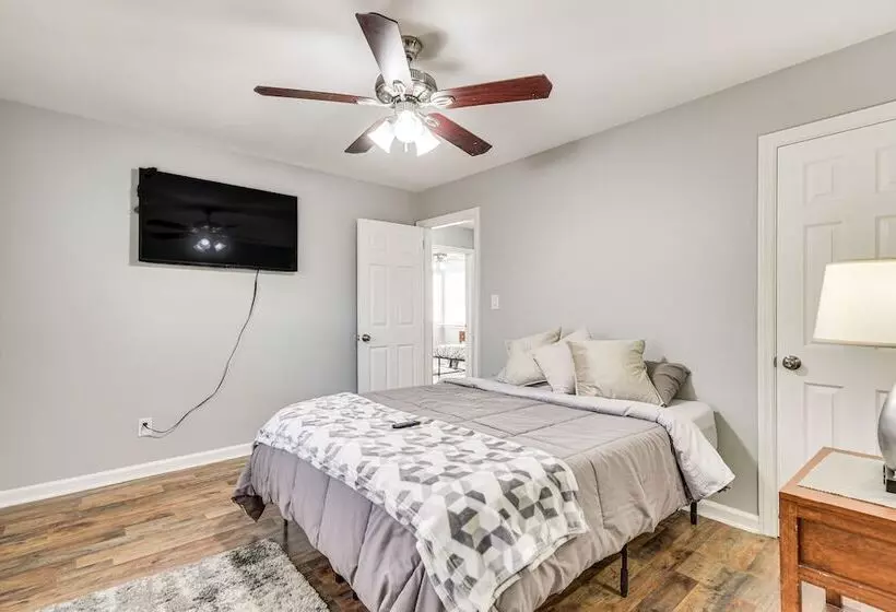 Updated Charlotte Home W/ Yard ~ 3 Mi To Uptown!