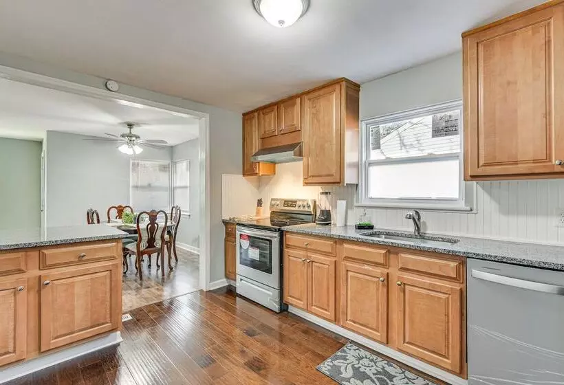 Updated Charlotte Home W/ Yard ~ 3 Mi To Uptown!