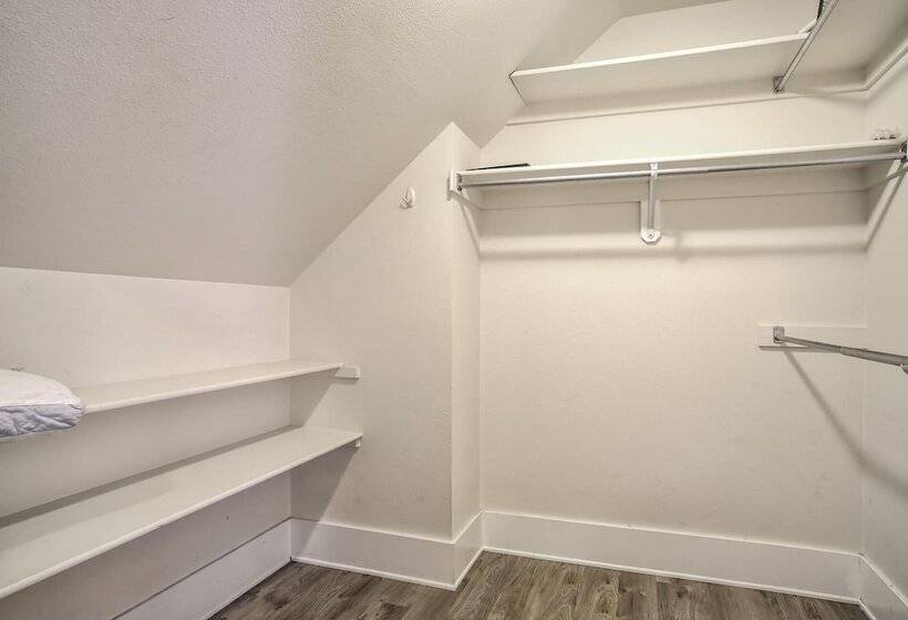 3brminutes To Downtowndog Friendly