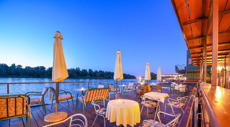 San Art Floating Hostel & Apartments