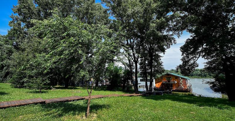 San Art Floating Hostel & Apartments