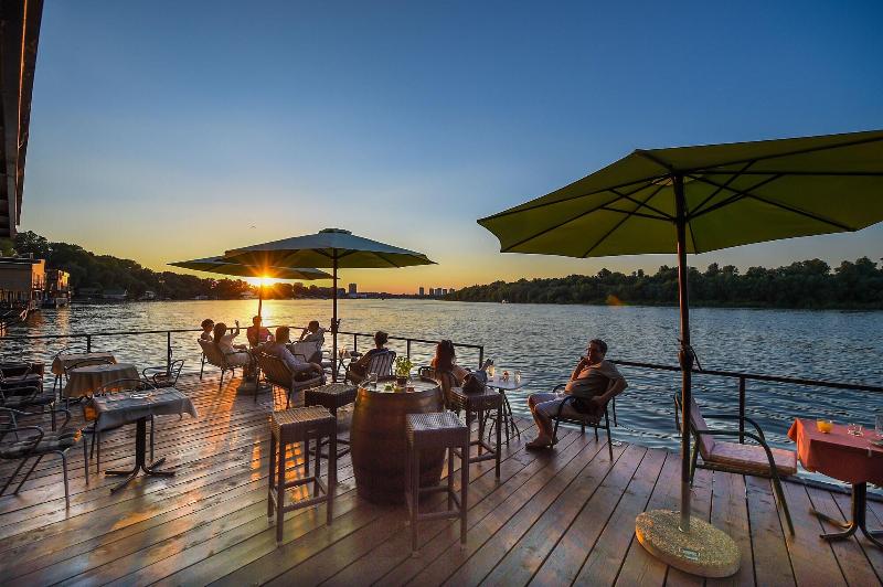 San Art Floating Hostel & Apartments