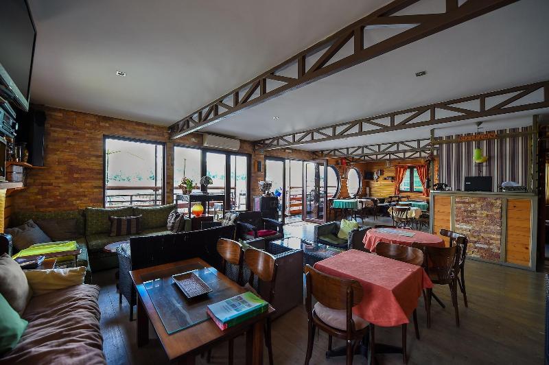 San Art Floating Hostel & Apartments