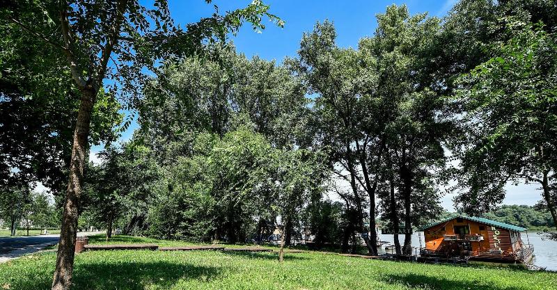 San Art Floating Hostel & Apartments