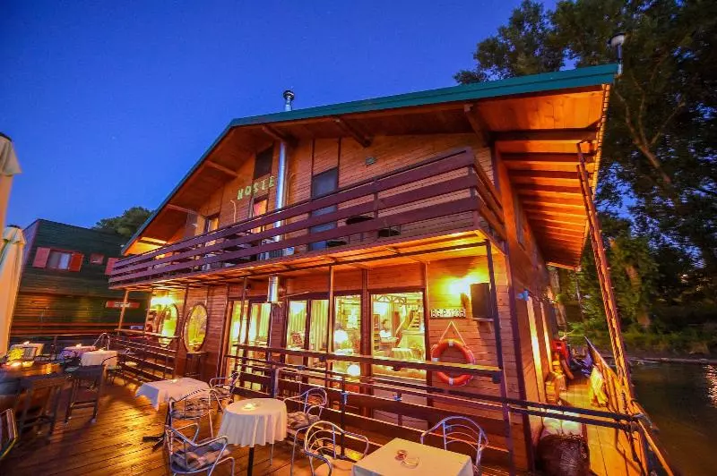 San Art Floating Hostel & Apartments