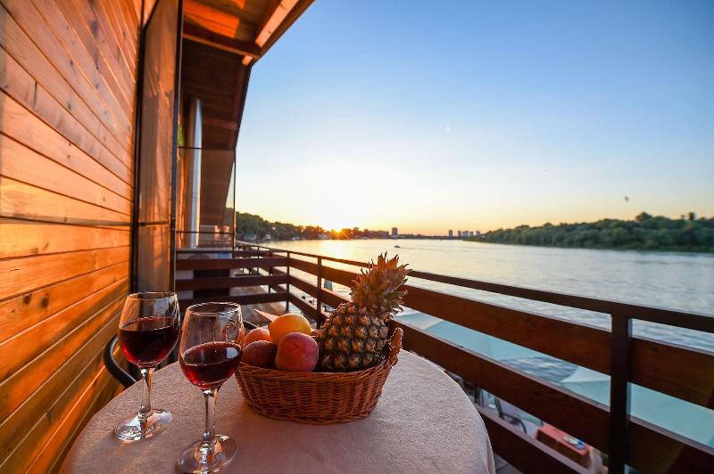 San Art Floating Hostel & Apartments