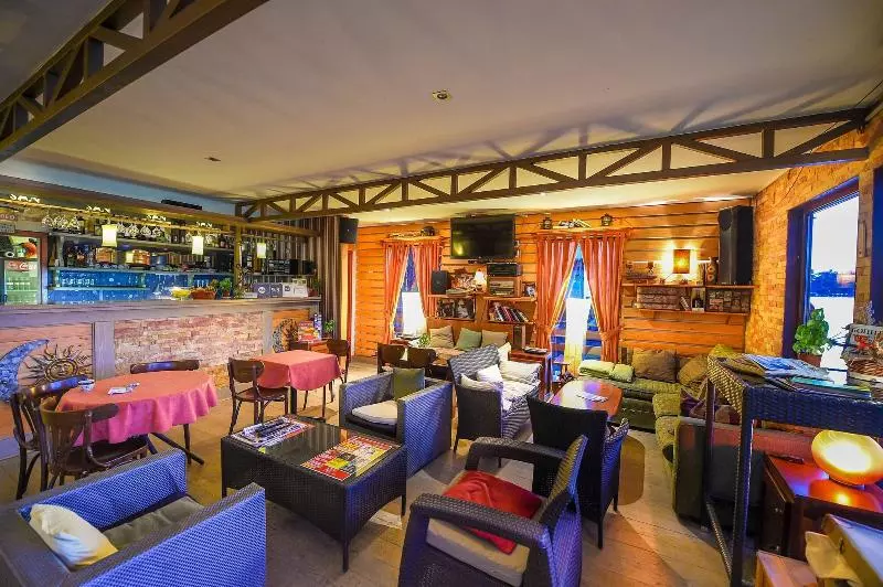 San Art Floating Hostel & Apartments