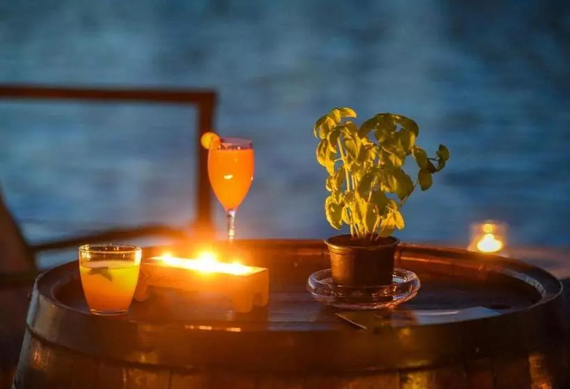 San Art Floating Hostel & Apartments