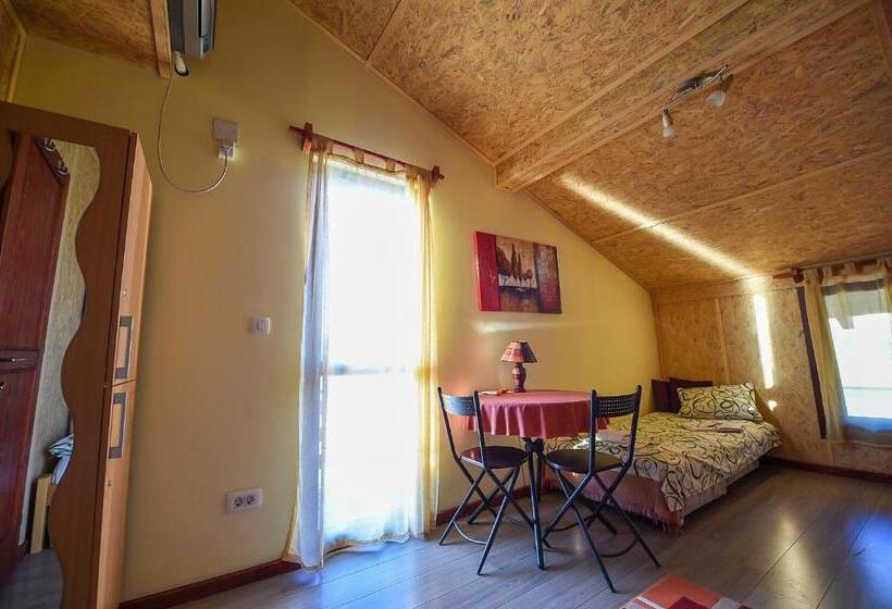 San Art Floating Hostel & Apartments