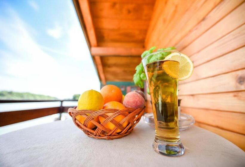 San Art Floating Hostel & Apartments