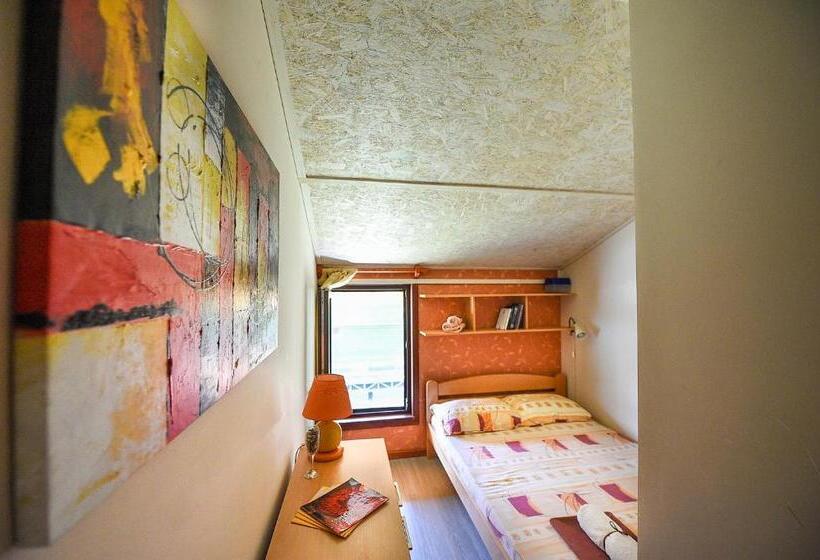 San Art Floating Hostel & Apartments