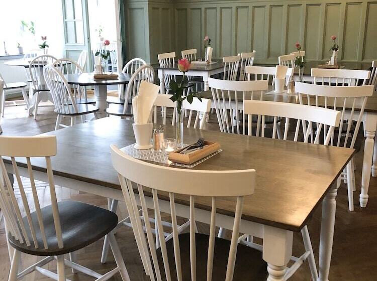 فندق فئة نجمة واحدة Sjöbo Gästgifvaregård