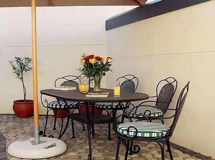 פנסיון Blaauwheim Guest House