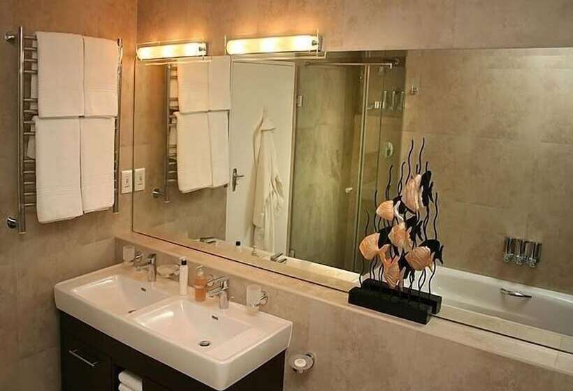 פנסיון Blaauwheim Guest House