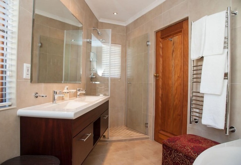 פנסיון Blaauwheim Guest House