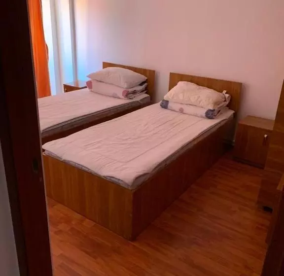 ホテル Modern / Imobiliare Garcea Titu