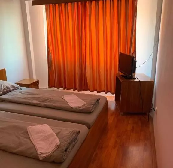 ホテル Modern / Imobiliare Garcea Titu