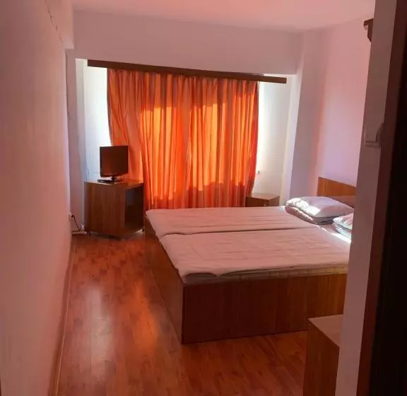 ホテル Modern / Imobiliare Garcea Titu