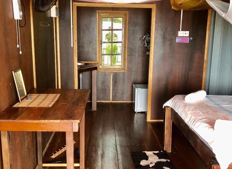 Nocleg ze śniadaniem Beachfront Hut Downstairs Astra   Beach Shack Chalet