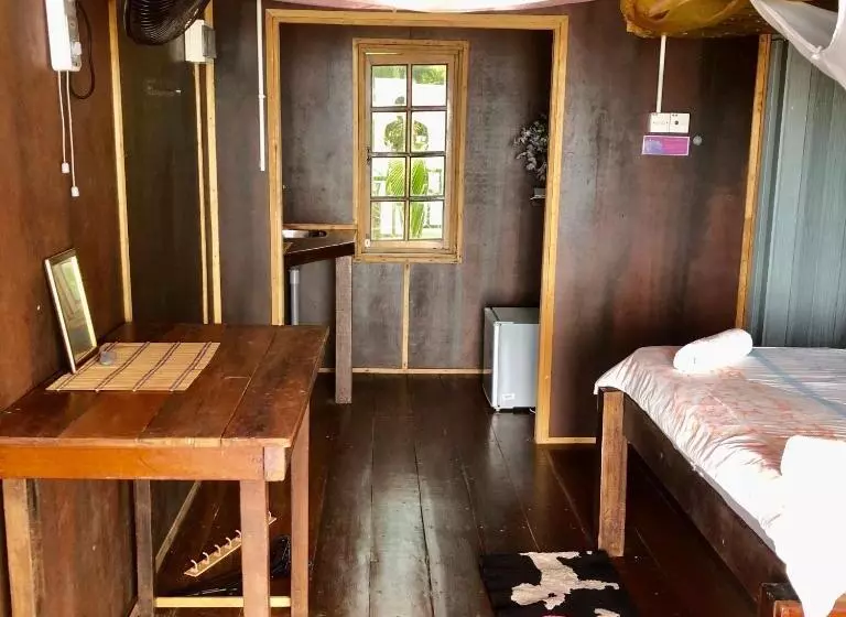 ベッドアンドブレックファースト Beachfront Hut Downstairs Astra   Beach Shack Chalet