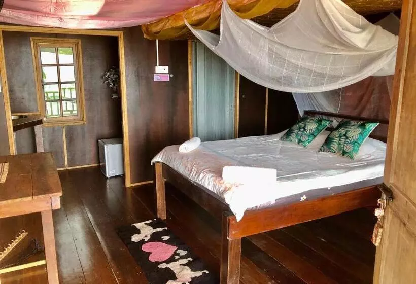 ベッドアンドブレックファースト Beachfront Hut Downstairs Astra   Beach Shack Chalet