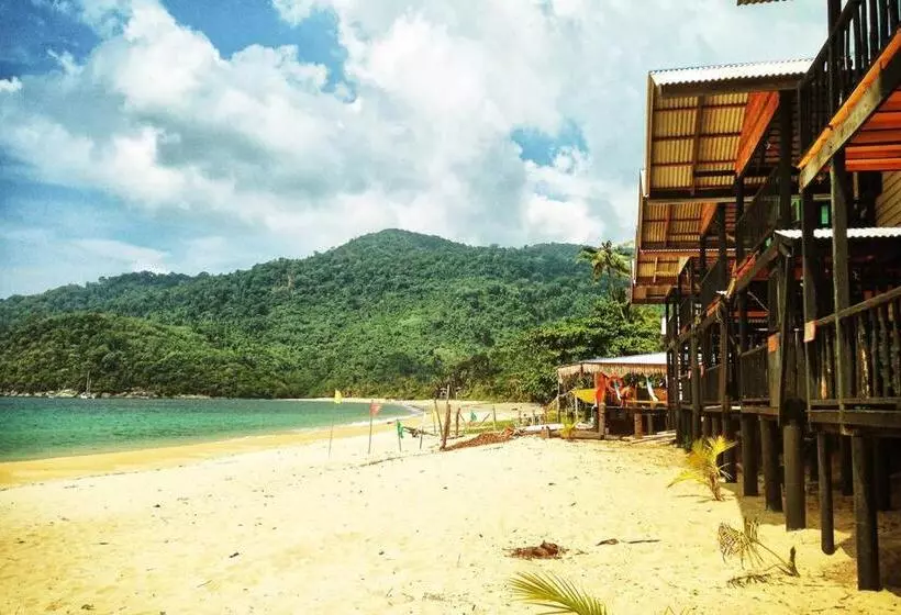 ベッドアンドブレックファースト Beachfront Hut Downstairs Astra   Beach Shack Chalet