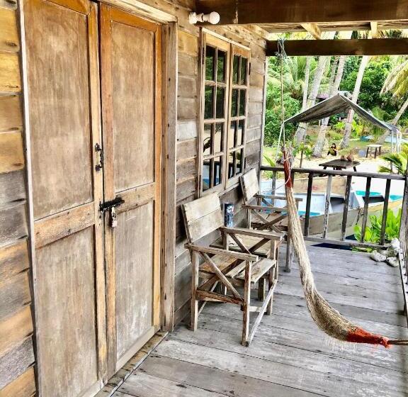 Nocleg ze śniadaniem Beachfront Hut Downstairs Astra   Beach Shack Chalet