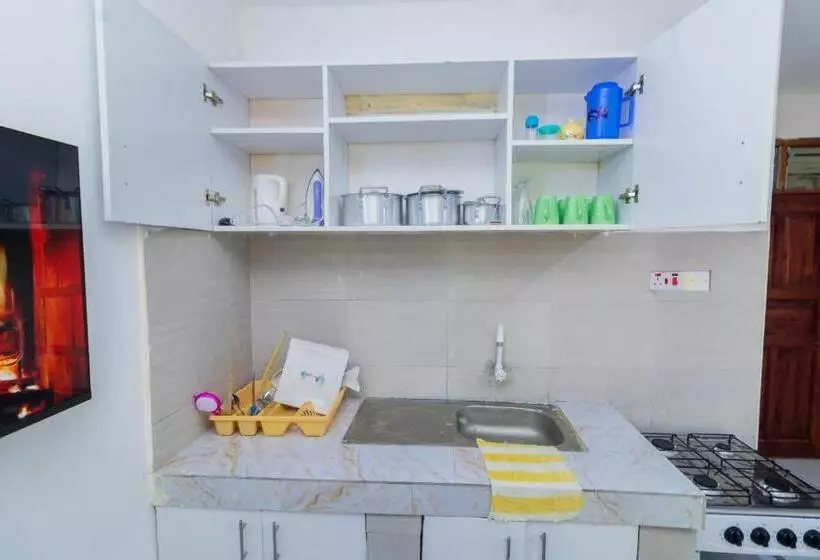 تختخواب و صبحانه Studio Airbnb Apartment, In Bamburi Mwembeni, Mombasa