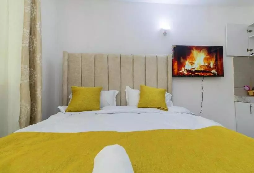 تختخواب و صبحانه Studio Airbnb Apartment, In Bamburi Mwembeni, Mombasa
