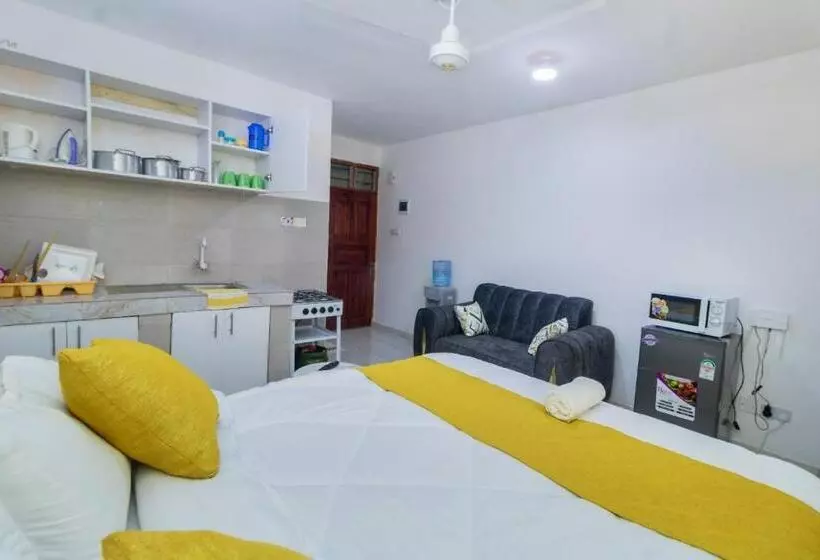 تختخواب و صبحانه Studio Airbnb Apartment, In Bamburi Mwembeni, Mombasa