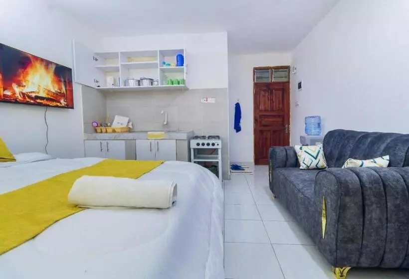تختخواب و صبحانه Studio Airbnb Apartment, In Bamburi Mwembeni, Mombasa