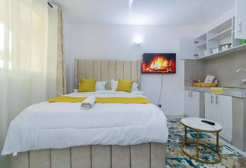 تختخواب و صبحانه Studio Airbnb Apartment, In Bamburi Mwembeni, Mombasa