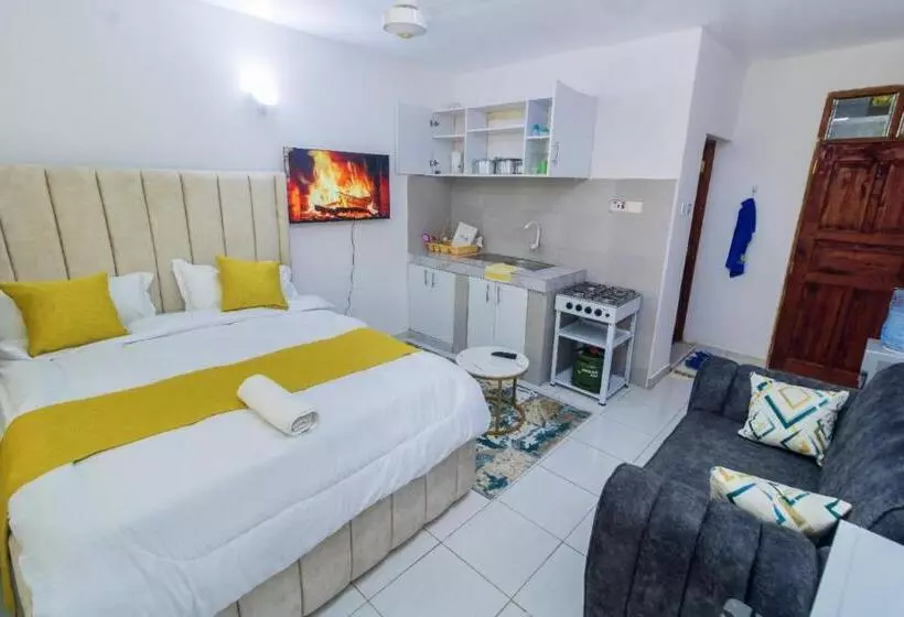 تختخواب و صبحانه Studio Airbnb Apartment, In Bamburi Mwembeni, Mombasa