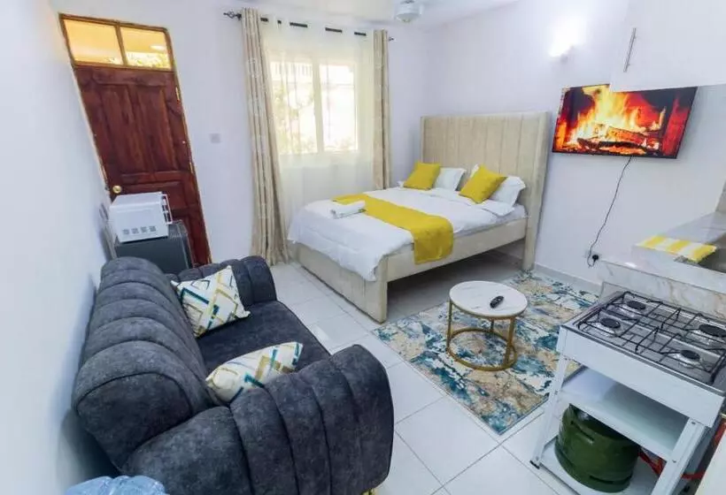 تختخواب و صبحانه Studio Airbnb Apartment, In Bamburi Mwembeni, Mombasa