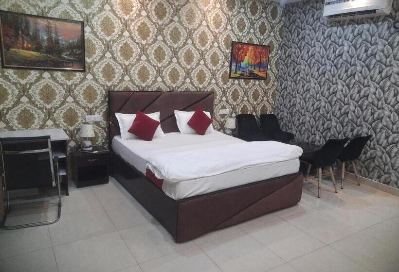 ホテル The Royal Lush