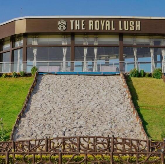ホテル The Royal Lush