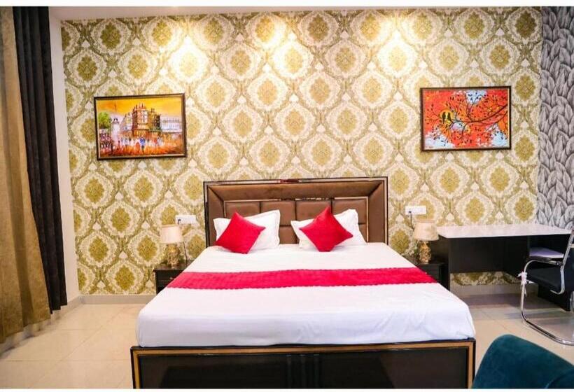 ホテル The Royal Lush