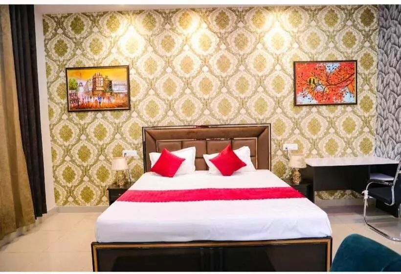 Hotelli The Royal Lush