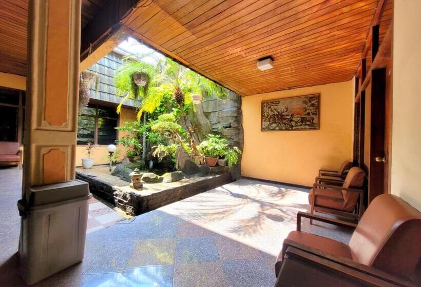 Отель Dirgahayu Ponorogo