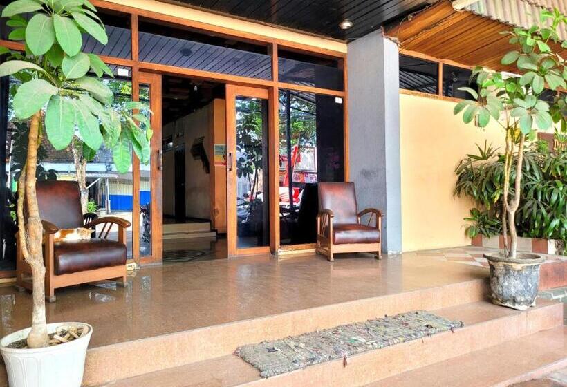 Отель Dirgahayu Ponorogo