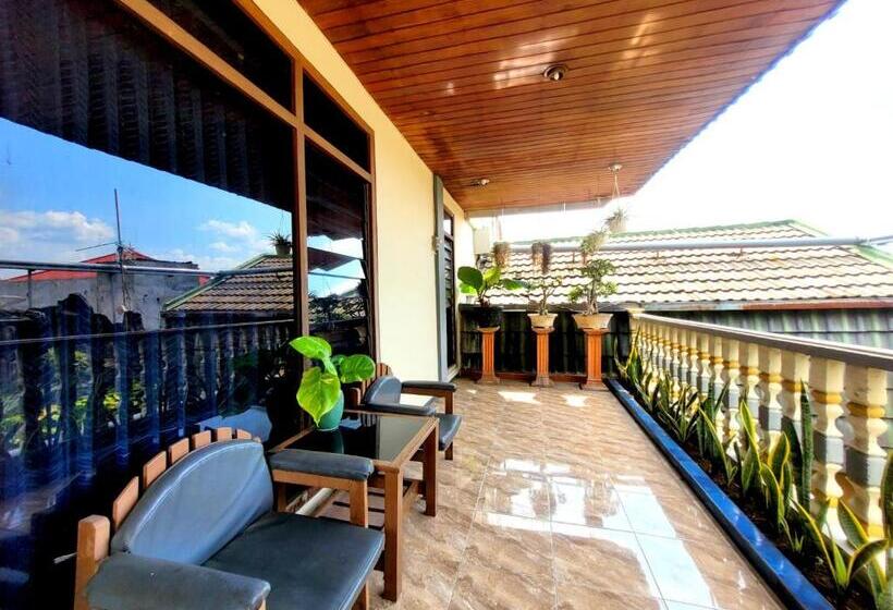 Отель Dirgahayu Ponorogo