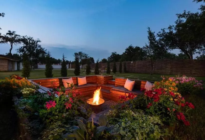 Majatalo Casuta Cu Mar De La Joyard