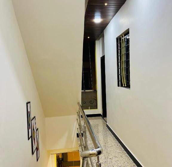 تختخواب و صبحانه Hariom Palace