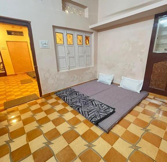 تختخواب و صبحانه Hariom Palace